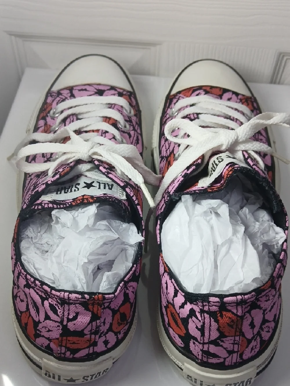 Converse Chuck Taylor All Star Low Top Pink & Red Lip Print Sneakers - Picture 7 of 16